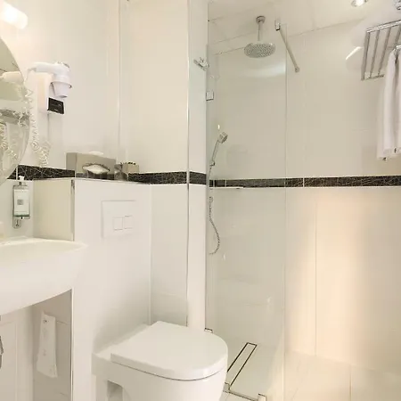 Hotel Plaza Elysées Parigi